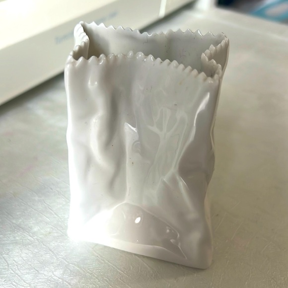 Small Rosenthal Studio-Line "Paper Bag" vase, designed by Wirkkala in 1977. - Picture 1 of 2